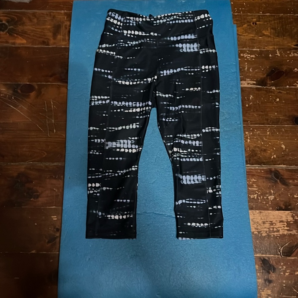 Avia workout crop capri legging Small w/ media pocket